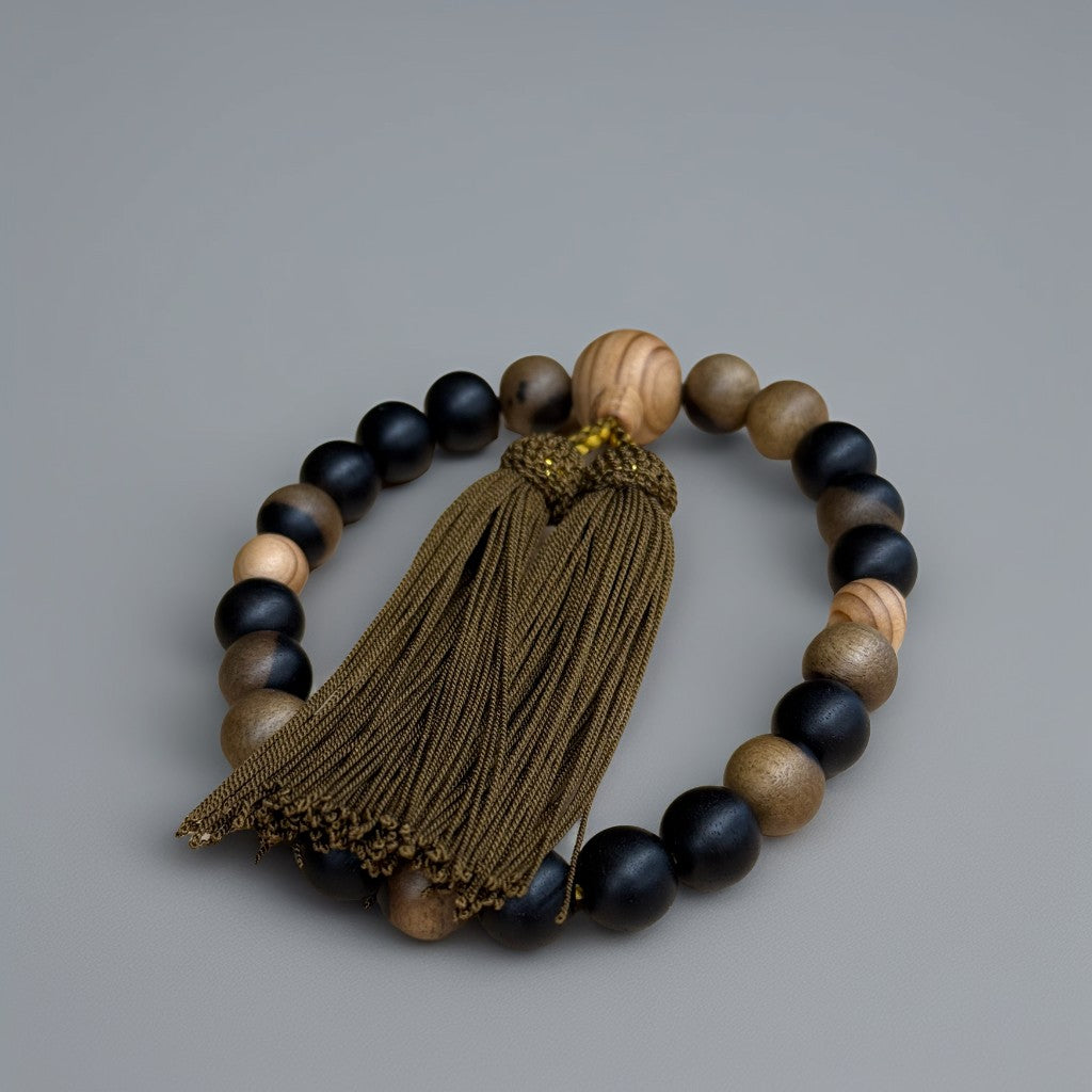 福井県のご住職様に「黒柿永平寺杉仕立 念珠〈22玉・正絹頭房〉」をお求めいただきました。